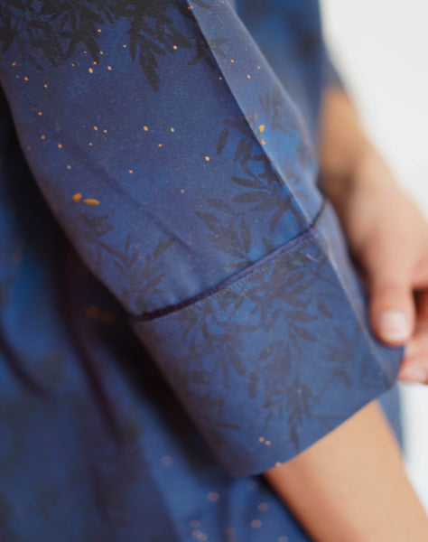 Shirt from pyjamas Nuit Étoilée, midnight blue adorned with fine gold stars. 100% Tencel, OEKO-TEX certified